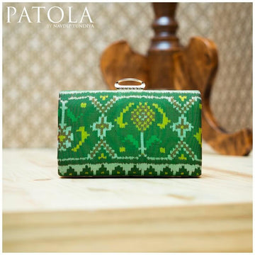 Single Ikkat Patola Ghugharo Memorable Clutch 101